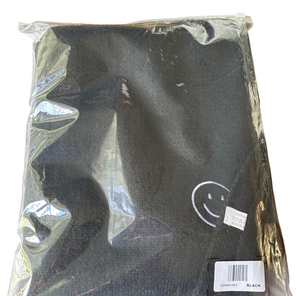 ❄️New❄️Black Fall/Winter Scarf With White Smiley Face Logo - Picture 2 of 2